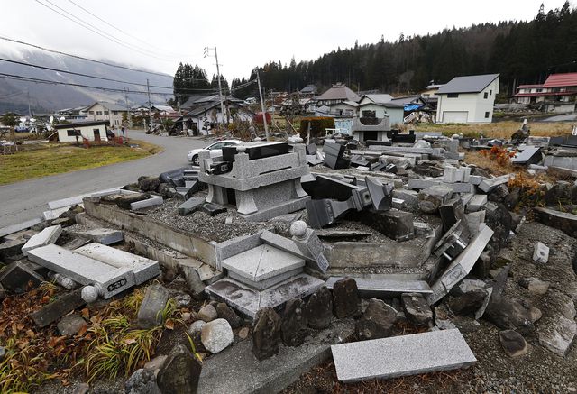 Число пострадавших от землетрясения в Японии  составило 39 человек. Наиболее сильный удар пришелся на деревни Хакуба, Огава и город Нагано. В первые часы после стихийного бедствия из-под завалов удалось извлечь 21 человека, в том числе двухлетнего ребенка. В ряде населенных пунктов остановлена работа водопровода, сюда уже начали доставлять воду в цистернах. В районах, на которые пришелся эпицентр землетрясения, около 1000 человек покинули свои дома и провели ночь в эвакуационных пунктах. Фото: AFP