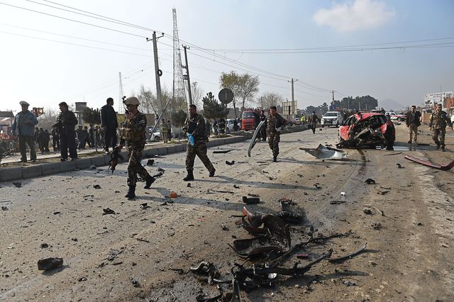 В афганской столице – Кабуле –  террорист-смертник на мотоцикле подорвал себя возле британского посольства в момент прохождения военного конвоя: 5 человек погибли, еще 33 получили ранения. Фото: AFP