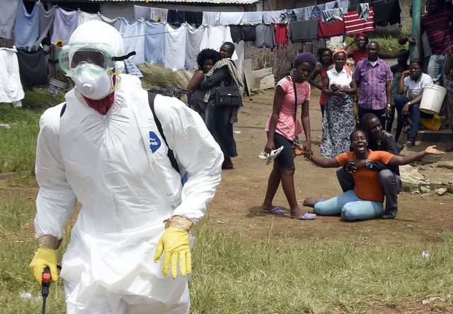4 жовтня, 2014. Уже наступного року смертельний вірус Ебола може бути переможений. Таку думку висловив генеральний секретар ООН. За словами Пан Гі Муна, світовій спільноті потрібно об'єднати зусилля, щоб впоратися з небезпечною недугою. Епідемія лихоманки Ебола, що почалася в Гвінеї в грудні минулого року, забрала більше 5400 життів. Такі останні дані ВООЗ. Всього зареєстровано 15 145 випадків зараження смертельним вірусом, однак експерти впевнені, що реальні цифри значно вищі за офіційні. Лихоманка Ебола лютує в Нігерії, Сенегалі, Малі, в Західній Африці від цієї недуги найбільше постраждали Гвінея, Ліберія і Сьєрра-Леоне. Фото: AFP