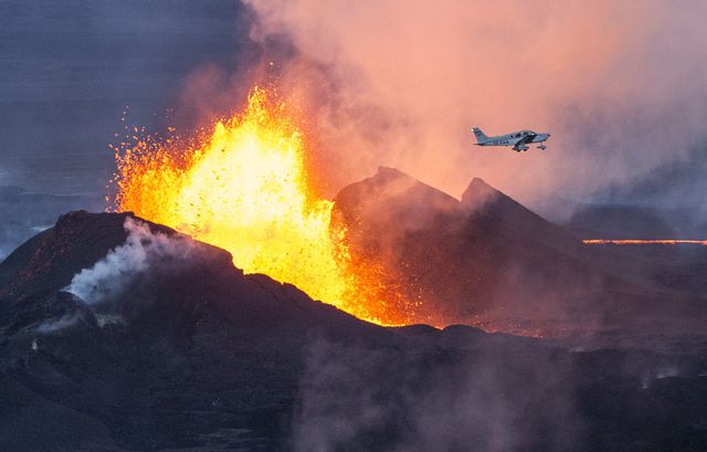14 вересня 2014-го в Ісландії почалося виверження вулкана Бардарбунга. Як повідомляла метеорологічна служба, в декількох десятках кілометрів від западини на плато Холухрейн стався 300-метровий розлом, з нього потоки магми виходили на поверхню. Це відбувалося за межами льодовика Ватнайскудль, під яким знаходиться Бардарбунга, тому танення льоду в великих обсягах не зафіксовано. Фото: AFP