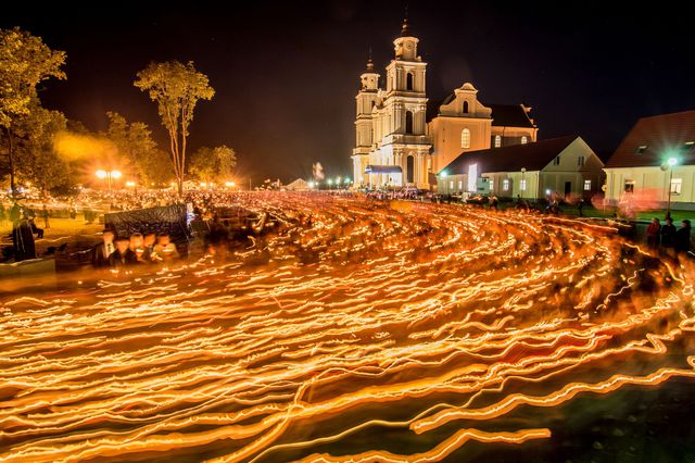 5 липня, 2014. Cотни білорусів вийшли в Будслав на свято 400-річчя ікони Божої Матері. Фото: AFP