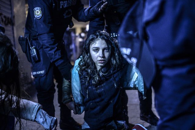 По всій Туреччині 11 березня 2014-го прокотилася хвиля акцій протесту, викликана повідомленням про смерть 15-річного хлопчика, який перебував у комі з літа минулого року, коли під час розгону протестних виступів йому в голову влучила каністра від сльозогінного газу. Увечері поліція пустила в хід водомети і сльозогінний газ, щоб розігнати кілька тисяч демонстрантів, які зібралися на площі Кизилай в центрі Анкари. Фото: AFP