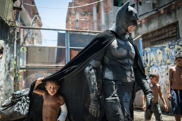 9 января, 2014. Супергерой Бэтмен решил покинуть родной Готэм-сити и обосновался в трущобах Рио-де-Жанейро. Таким образом был выражен протест против незаконных, по мнению местных жителей, действий правительства Бразилии. На территории около стадиона 