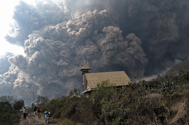 1 февраля, 2014.  11 человек погибли в результате новых извержений вулкана Синабунг на севере индонезийского острова Суматра. Столб вулканического пепла поднялся на высоту 2 км, раскаленные камни разлетались в радиусе 4,5 км. Всего в Индонезии насчитывается более 120 действующих вулканов. Для страны характерны сейсмические потрясения, так как она расположена в так называемом Тихоокеанском вулканическом огненном кольце – области, в которой находится большинство действующих вулканов и происходит около 90% всех мировых землетрясений.<br />
Фото: AFP