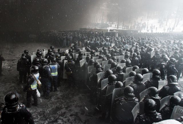 Бурхливою і трагічною була середа, 22 січня 2014-го. Вранці бійці "Беркута" атакували барикади на Грушевського, змогли захопити десяток протестуючих і зірвати синьо-жовтий прапор з барикади. Пізніше вони були відтіснені назад, а мітингувальники відбудували барикаду. У той же день було ще кілька атак "Беркута", в результаті однієї з них мітингувальники були відтіснені до Європейської площі. Вранці стало відомо про загиблих в результаті зіткнень на Грушевського. Фото: AFP
