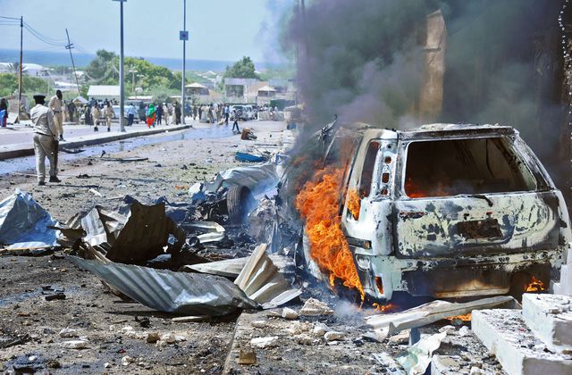 5 декабря, 2014. Жертвами двойного взрыва в городе Байдабо на юго-западе Сомали стали, по меньшей мере, девять человек, двенадцать получили ранения различной степени тяжести.  Террорист-смертник подорвал себя среди большого количества людей в переполненном кафе. Фото: AFP