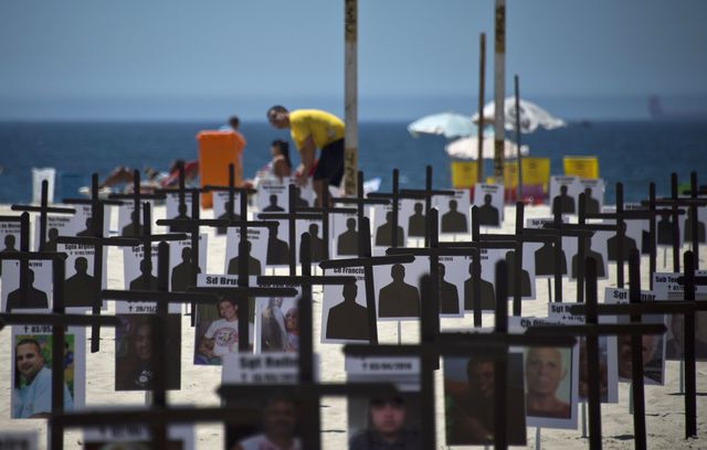 9 грудня, 2014. На знаменитому бразильському пляжі Копакабана з'явилися десятки дерев'яних хрестів. Таку акцію разом з поліцією влаштувала одна з організацій, які виступають проти насильства. Близько 150 хрестів були встановлені в пам'ять про загиблих правоохоронців. Поліцейські в Ріо-де-Жанейро гинуть при зіткненнях із злочинцями в найбідніших районах міста. Особливо вразливі представники миротворчого відділення. Фото: AFP