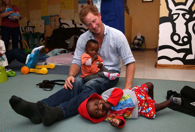 8 грудня, 2014. Принц Гаррі здійснив офіційний візит до Лесото, в рамках якого принц відвідав притулок для ВІЛ-інфікованих дітей. Фото: AFP