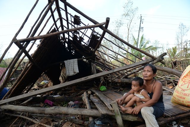 9 грудня, 2014. Пройшлий через центральну частину Філіппін тайфун "Хагупіт" залишив територію "країни семи тисяч островів", залишивши за собою 1,77 мільйона місцевих жителів, що сховалися в притулках. Всього від тайфуну постраждали 2,4 мільйона філіппінців. 480 людей були поранені. Пошкодження отримали більше 900 будинків, в тому числі повністю зруйновані майже 420. Супроводжуючі стихійне лихо проливні дощі викликали ряд зсувів і повеней в центральній частині країни, що призвело до відключень електроенергії і порушило наземне сполучення. Фото: AFP