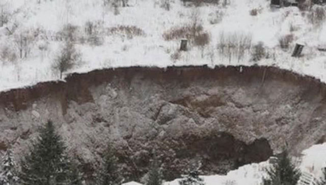 Около аварийной шахты "Уралкалия" образовалась огромная яма, фото vesti.ru