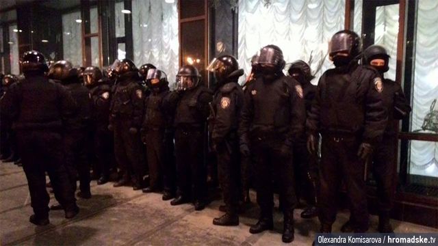 Около 100 молодых людей пытаются сорвать концерт Ани Лорак в Киеве, фото facebook.com/hromadsketv