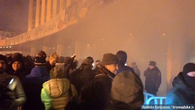 Близько 100 молодих людей намагаються зірвати концерт Ані Лорак у Києві, фото facebook.com/hromadsketv