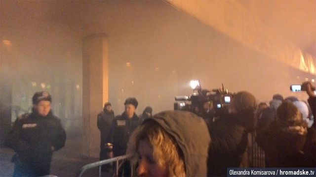 Около 100 молодых людей пытаются сорвать концерт Ани Лорак в Киеве, фото facebook.com/hromadsketv