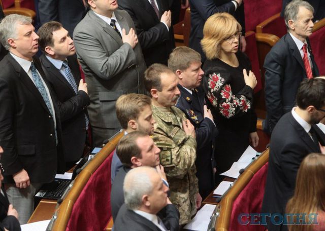 Депутаты новой Рады поют Гимн страны | Фото: Григорий Салай