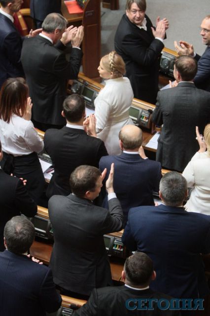 Юлия Тимошенко принимает поздравления | Фото: Григорий Салай