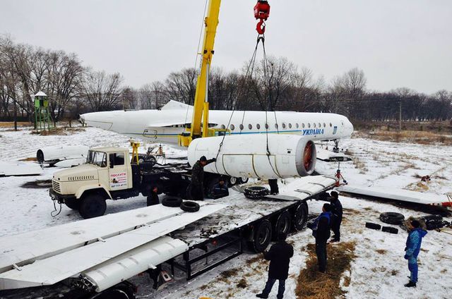 С самого утра пятницы шла погрузка самолета Ту-134 на транспортировочные платформы, фото facebook.com/aviamuseum