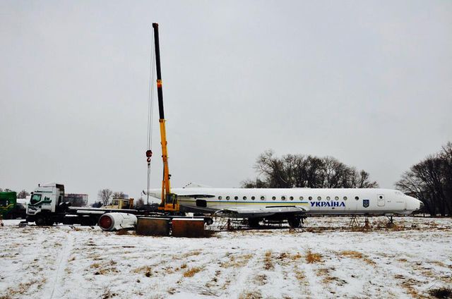 С самого утра пятницы шла погрузка самолета Ту-134 на транспортировочные платформы, фото facebook.com/aviamuseum