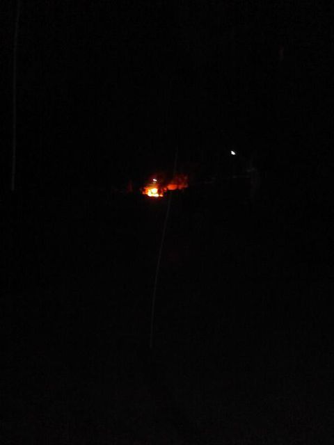 Микроавтобус  сожгли у подъезда. Фото: ВК