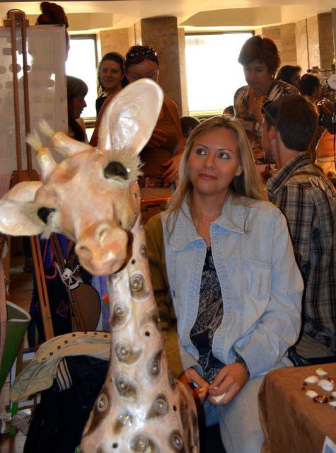 Жираф с человеческий рост. Одну из первых своих работ Наталья Мустафаева создала после рождения ребенка. Фото: Н.Мустафаева