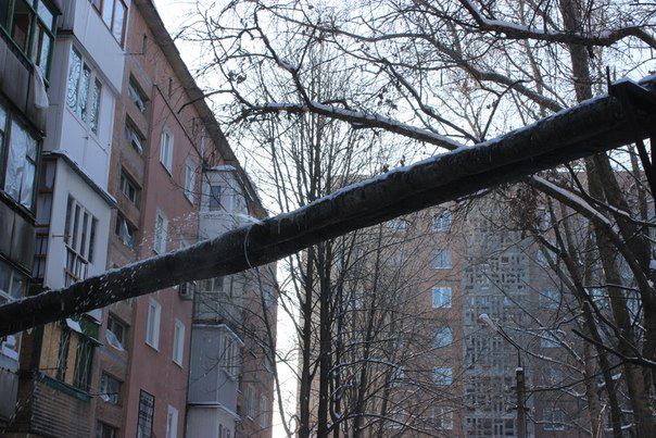 В результате падений снарядов снег во многих местах стал черным. Фото: соцсети