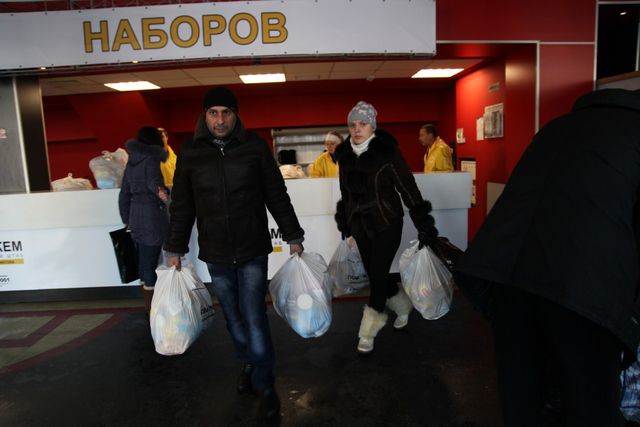 <p>На льодовій арені "Дружба" в Донецьку з 1 грудня почалася видача продуктових наборів для жителів Макіївки</p>