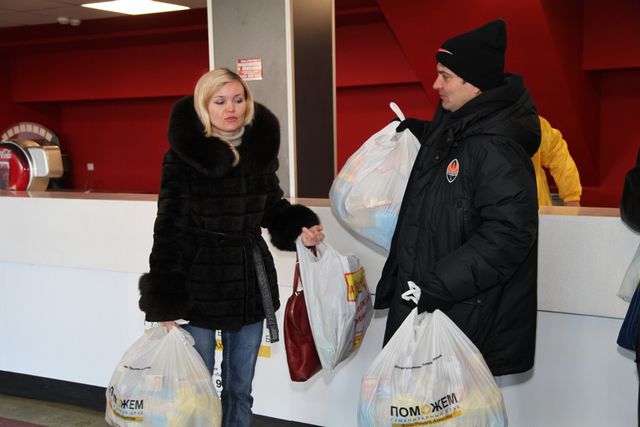 <p>На льодовій арені "Дружба" в Донецьку з 1 грудня почалася видача продуктових наборів для жителів Макіївки</p>