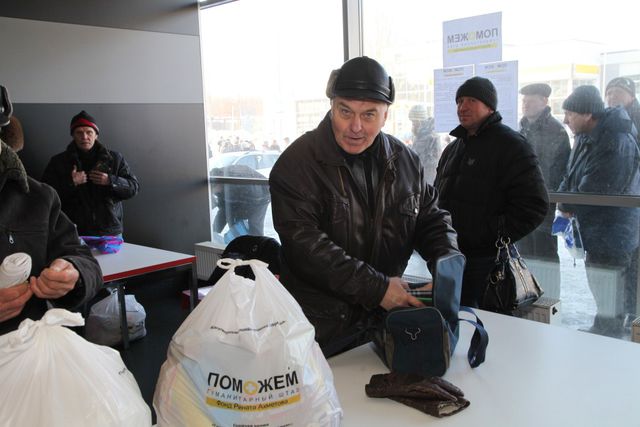 На ледовой арене "Дружба" в Донецке с 1 декабря началась выдача продуктовых наборов для жителей Макеевки