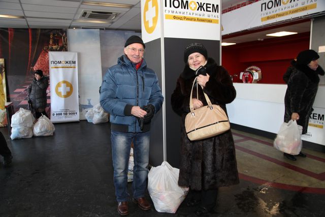 На ледовой арене "Дружба" в Донецке с 1 декабря началась выдача продуктовых наборов для жителей Макеевки