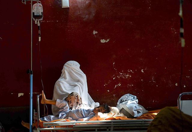 Щонайменше 10 дітей у віці від п'яти до шістнадцяти років, які страждають від таласемії (генетичне захворювання, що характеризується недостатнім утворенням гемоглобіну), були заражені ВІЛ при переливанні крові в Пакистані. Пацієнти були інфіковані в містах Ісламабад, Равалпінді і Лахор. Визначити, з якого саме банку надійшла заражена кров, поки складно. В цей час продовжується обстеження інших хворих, які пройшли через процедуру переливання. Фото: AFP