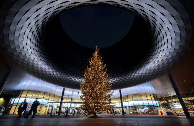 Різдвяний Базель належить до числа найбільш чудесно прикрашених різдвяних міст Європи. Близько ста великих ялин і дивовижні гірлянди освітлення вулиць прикрашають центр міста і сприяють тому, щоб святкова атмосфера відчувалася всюди. Фото: AFP