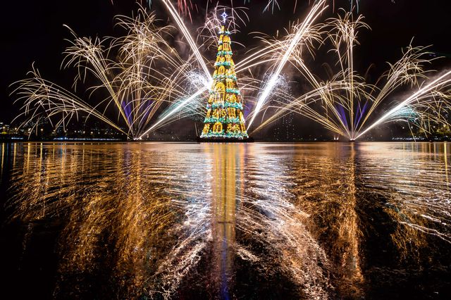 Рождественский сезон в Бразилии открылся сиянием огней на самой высокой в мире плавучей елке. 85-метровая красавица возвышается над лагуной в Рио-де-Жанейро. На ней вспыхнули 3 миллиона лампочек, узор из которых складывается в рождественские символы. Рождественская красавица смонтирована из стальных балок и весит более 500 тонн. Впервые новогоднее дерево на озере в Рио было установлено в 1996 году, и тогда его высота не превышала 80 метров. По популярности у гостей города елка занимает третье место, уступая лишь карнавалу и встрече Нового года на набережной Копакабана. Фото: AFP