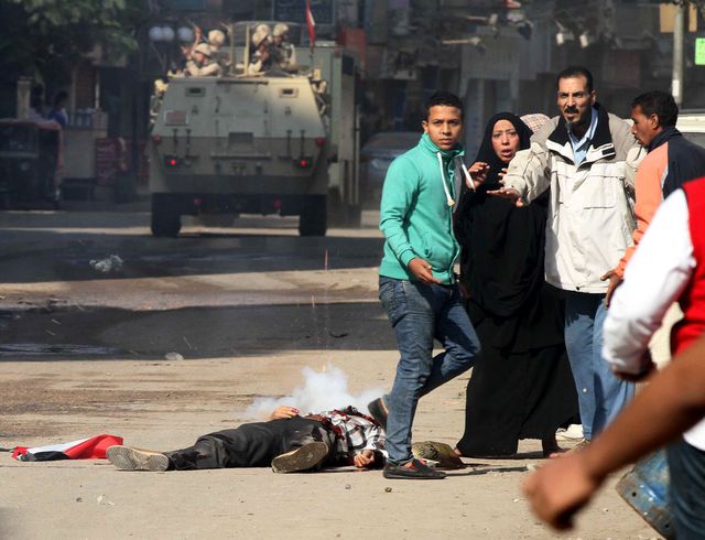В  центре египетской столицы, недалеко от Каирского университета, прогремел мощный взрыв. Данных о погибших и масштабах разрушения нет. Не исключено, что это очередная диверсия недовольных оправдательным приговором бывшему президенту Египта Хосни Мубараку. Напомним, Мубарака и его помощников оправдали в минувшую субботу. Сразу после этого на печально знаменитой площади Тахрир начались беспорядки. Фото: AFP