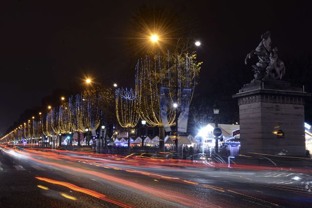 До Рождества остается не так много, и знаменитая парижская магистраль, Елисейские Поля, уже окунулась в атмосферу праздника. Здесь традиционно подсветили несколько сотен деревьев, высаженных вдоль дороги, а также главные монументы, включая Триумфальную арку. Фото: AFP