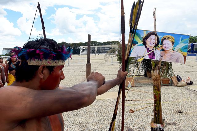 В столицу Бразилии прибыла большая группа представителей индейских племен, с готовностью выразить протесты власти в связи с продолжающимся в стране  процессом демаркации земель, принадлежащих коренному населению страны. Фото: AFP<br />
