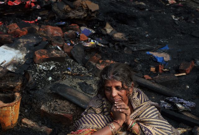 Жители индийского города Калькутта  оказались на улице после крупного пожара. Сгорели как минимум 120 домов, а также огнем были уничтожены магазины.  Что стало причиной ЧП, и кто виноват – власти пока молчат. Фото: AFP