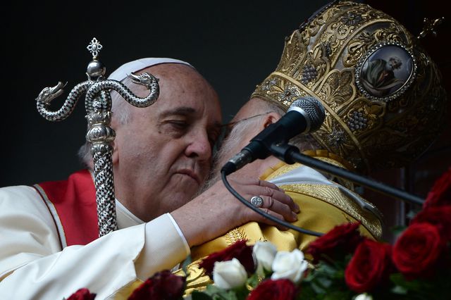 Під час візиту до Туреччини Папа Римський Франциск зустрівся з патріархом Варфоломієм. Вони підписали спільну декларацію, в якій заявляють про свою прихильність ліквідувати до 2020 року сучасне рабство і торгівлю людьми. Фото: AFP