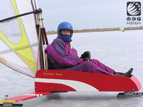 Віктор Костенко катається на серфі з мотором по льоду. Фото: ukrinform.ua