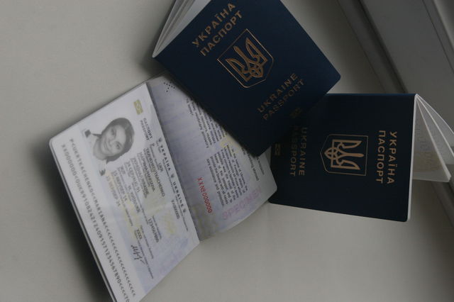 <p>Зразок нового біометричного паспорта</p> | Фото: Олександр Яремчук