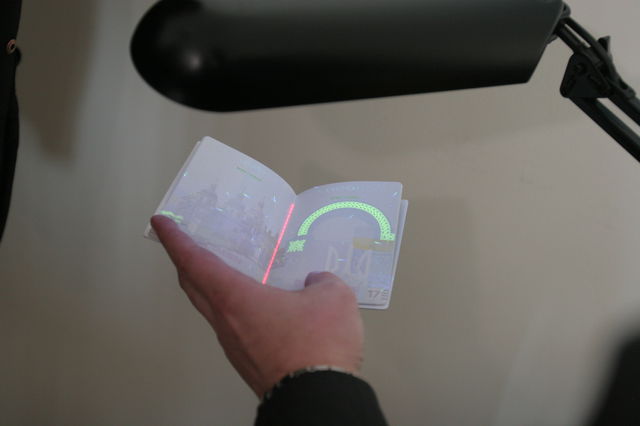 Образец нового биометрического паспорта | Фото: Александр Яремчук