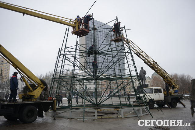 В Донецке устанавливают елку. Фото: А.Уманец