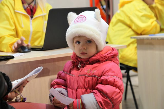 <p>На Донбас &laquo;гуманітарними рейсами&raquo; вже доставлено більше 40 тисяч дитячих наборів. Фото: прес-центр</p>