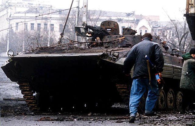 Уничтоженная российская БМП в Грозном, январь 1995 года