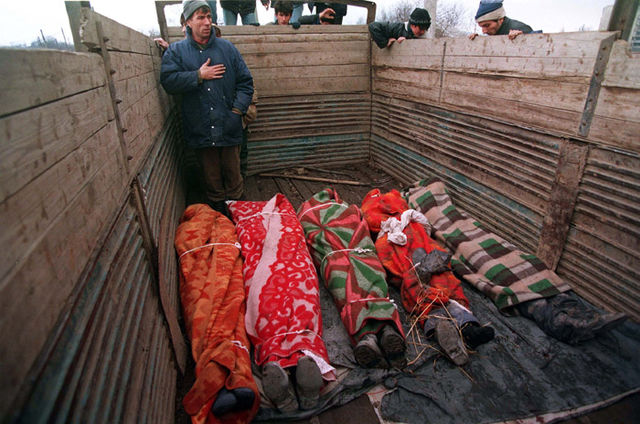 Чеченці поруч з тілами загиблих, загорнутими в ковдри (битва за Грозний, січень 1995). Фото: Михайло Євстаф'єв