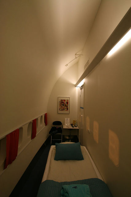 5. Jumbo Hostel<br />
Сьогодні Jumbo Hostel – досить популярне місце серед туристів, які воліють подорожувати по засніжених краях у пошуках новорічного настрою. Оскільки літак повністю переобладнаний під нерухомість, в ньому є все необхідне для розміщення відпочиваючих. Гості можуть вибрати номери різної категорії – від кімнат у стилі хостела до апартаментів з панорамним видом на аеропорт.<br />
Фото: flickr.com/carlbob