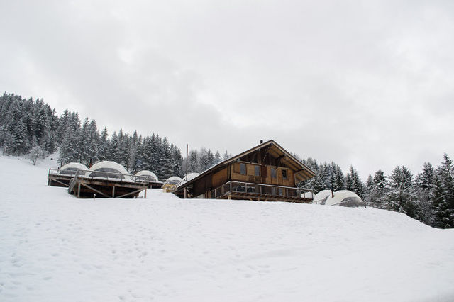 4. WhitePod Alpine Ski Resort<br />
Настоящим романтикам наверняка понравится швейцарский горнолыжный курорт WhitePod Alpine Ski Resort, расположенный в деревне Ле-Сернье в швейцарских Альпах. Там можно сочетать активный отдых с уединением, поскольку на территории имеются 7-километровые лыжные трассы и подъемники, а номера располагаются в отдельно стоящих домиках на деревянных платформах, похожих на ледяные иглу.<br />
Фото: flickr.com/flickr.annieandrew