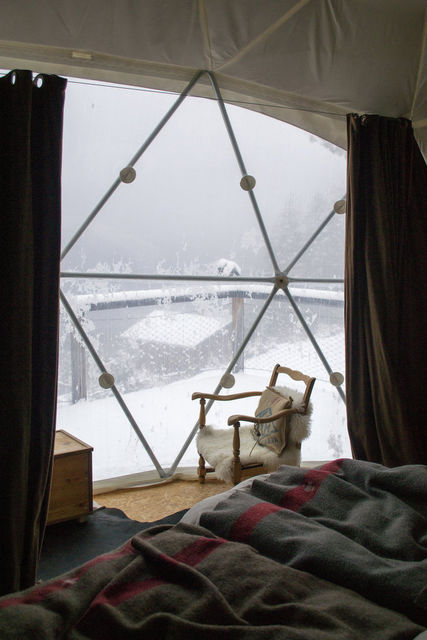 4. WhitePod Alpine Ski Resort<br />
Всього в WhitePod 15 будиночків. Вони обладнані панорамними вікнами, що дозволяє насолоджуватися природою альпійських гір і захоплюватися зоряним небом. У кожному номері є камін, у якого можна затишно скоротати зимові вечори.<br />
Фото: flickr.com/flickr.annieandrew