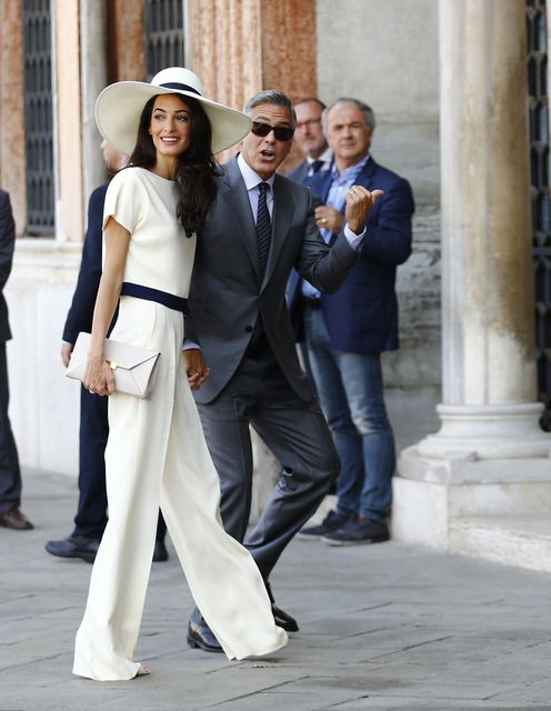 Джордж Клуни и Амаль Аламуддин<br />
Свадьба состоялась в отеле Aman Canal Grande в Венеции в сентябре. На церемонии присутствовали лишь самые близкие люди пары, 60 человек. Отель, в котором прошла торжественная церемония, находится прямо на Гранд-канале Венеции, жители города и туристы приветствовали гостей свадьбы находясь на мосту.<br />
AFP