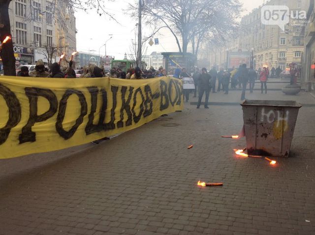 У департамента. Активисты жгли файеры и взрывали петарды. Фото: 057.ua