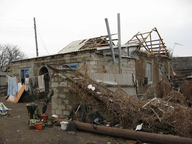 <p>У село Трьохізбенка Луганської області привезли гуманітарну допомогу. Фото: moskal.in.ua</p>