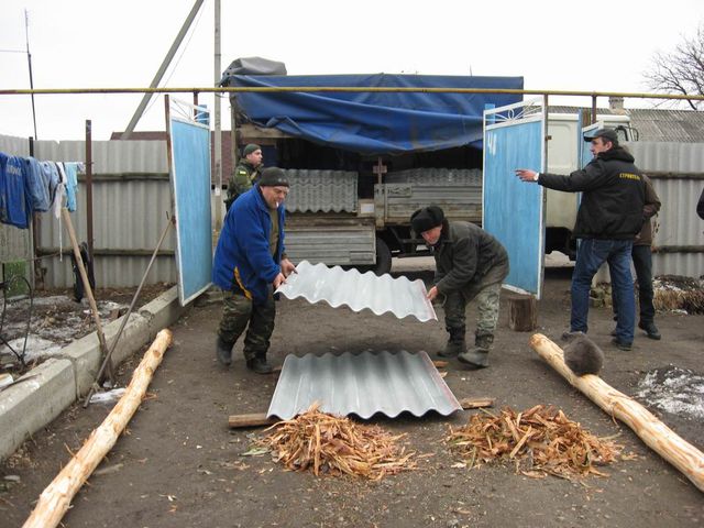 В село Трехизбенка Луганской области привезли гуманитарную помощь. Фото: moskal.in.ua